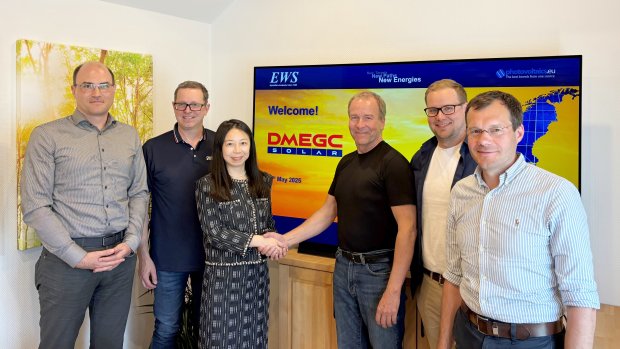 Fra venstre til højre: EWS-Salgs- og Marketingchef Stefan Ebert, Head of Sales Central EU hos DMEGC Solar Thilo Kinkel, CEO DMEGC Solar Europa Xu Qiao, EWS-grundlægger Kai Lippert, EWS-Administrerende Direktør Jan Paul Dahm, EWS-Indkøbs- og Driftschef Moritz Winner
